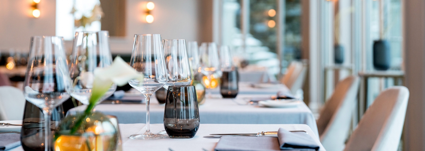 Nahaufnahme eines gedeckten Tisches im Restaurant Senger.