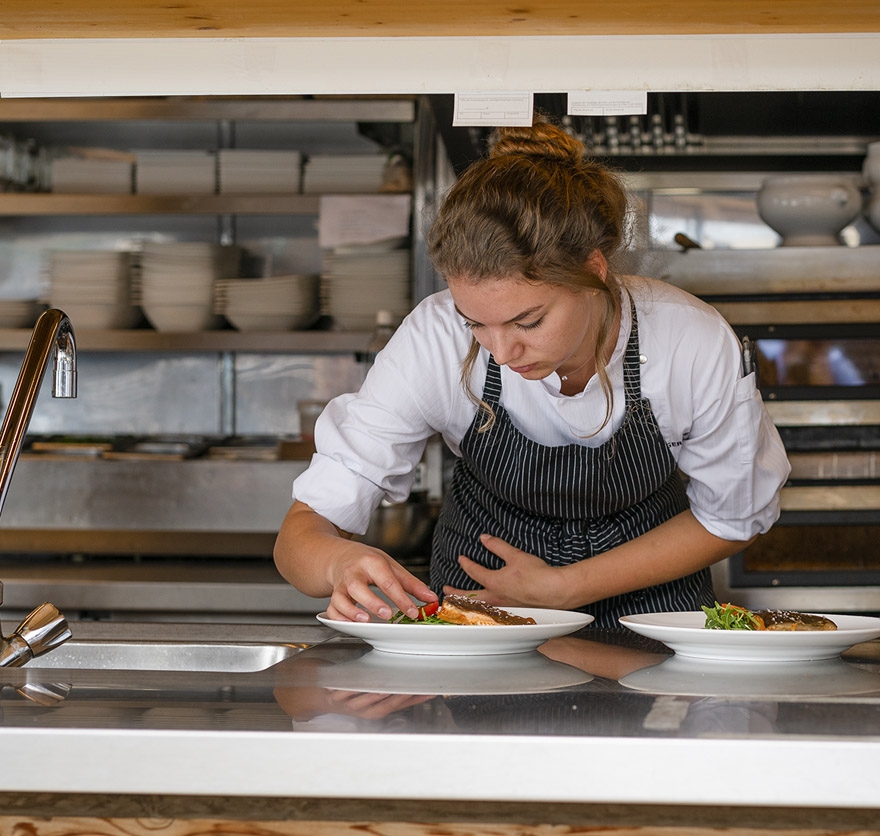 Auszubildende bereitet Gericht vor