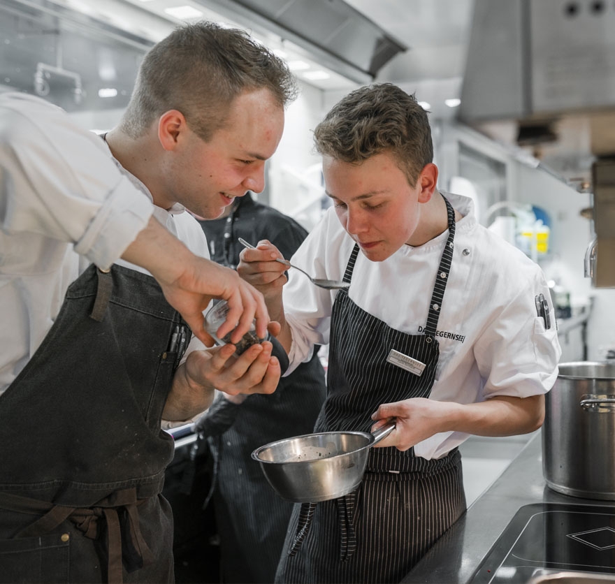Auszubildende kochen in der Küche