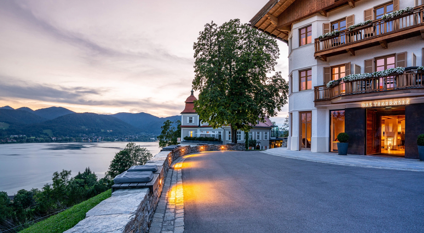 Haus Tegernsee im Vordergrund, Sengerschloss im Hintergrund.